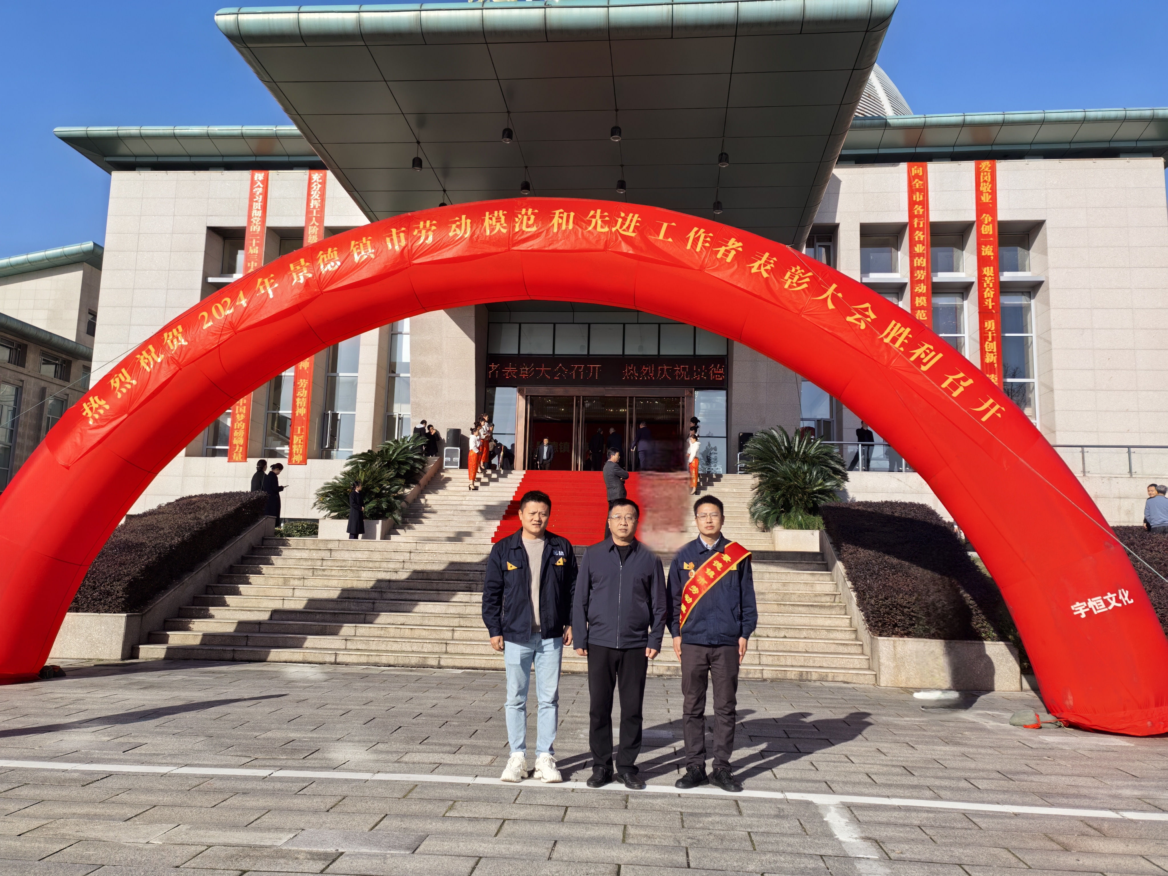 圖2 汪羽與勞模合照.jpg 圖2 汪羽與勞模合照.jpg