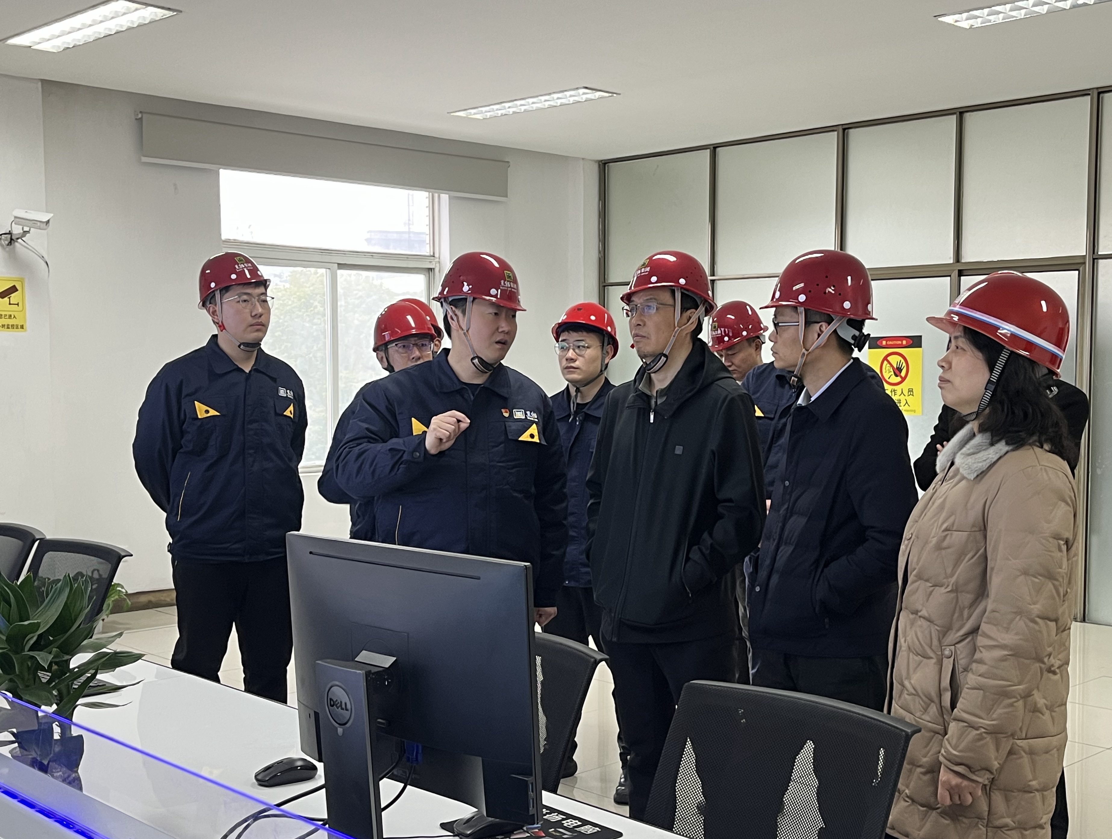 圖1 炭黑5、6號生產(chǎn)線調(diào)控室（集團總部 彭佳敏攝）.jpg