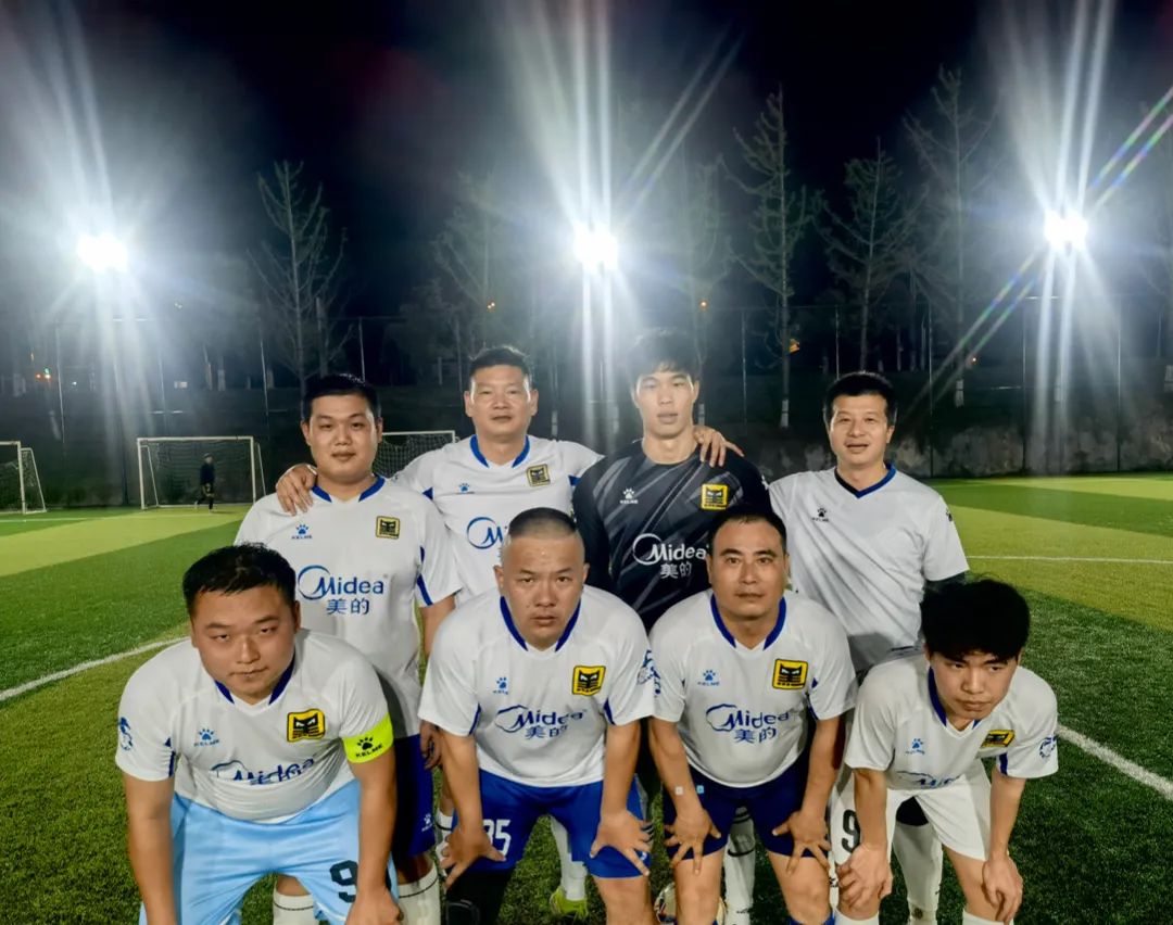 黑貓集團(tuán)足球隊(duì)合影.jpg 黑貓集團(tuán)足球隊(duì)合影.jpg