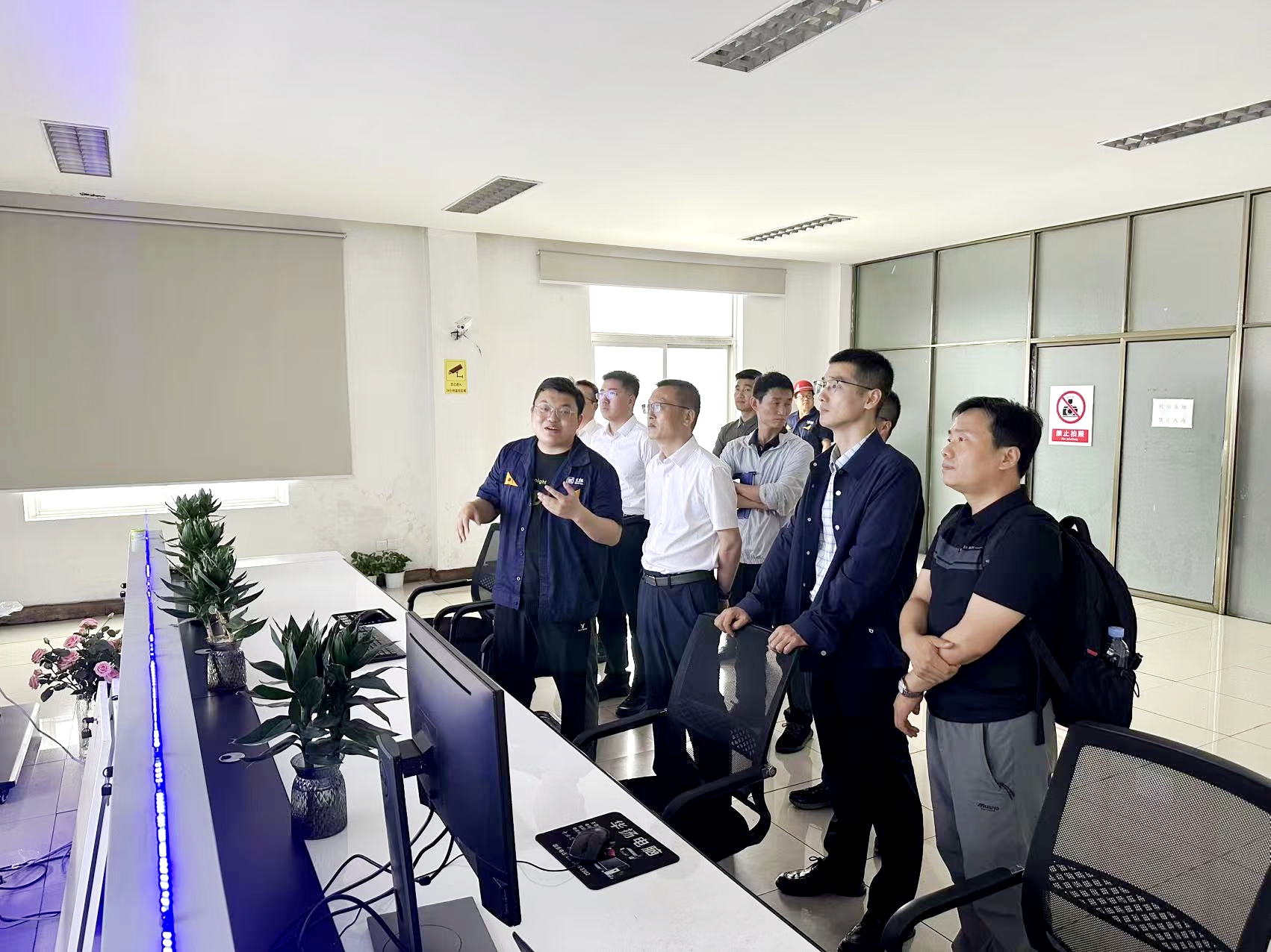 考察調(diào)控室.jpg 考察調(diào)控室.jpg