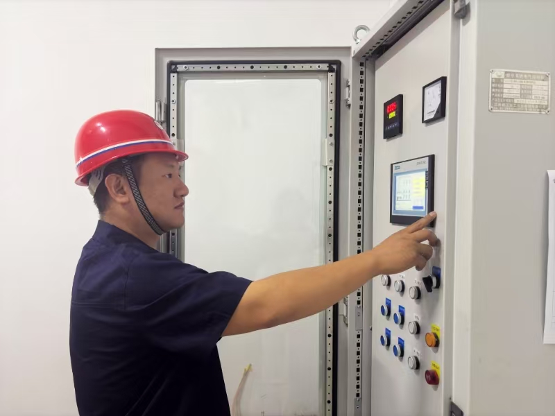 認(rèn)真檢測配電設(shè)施.jpg 認(rèn)真檢測配電設(shè)施.jpg