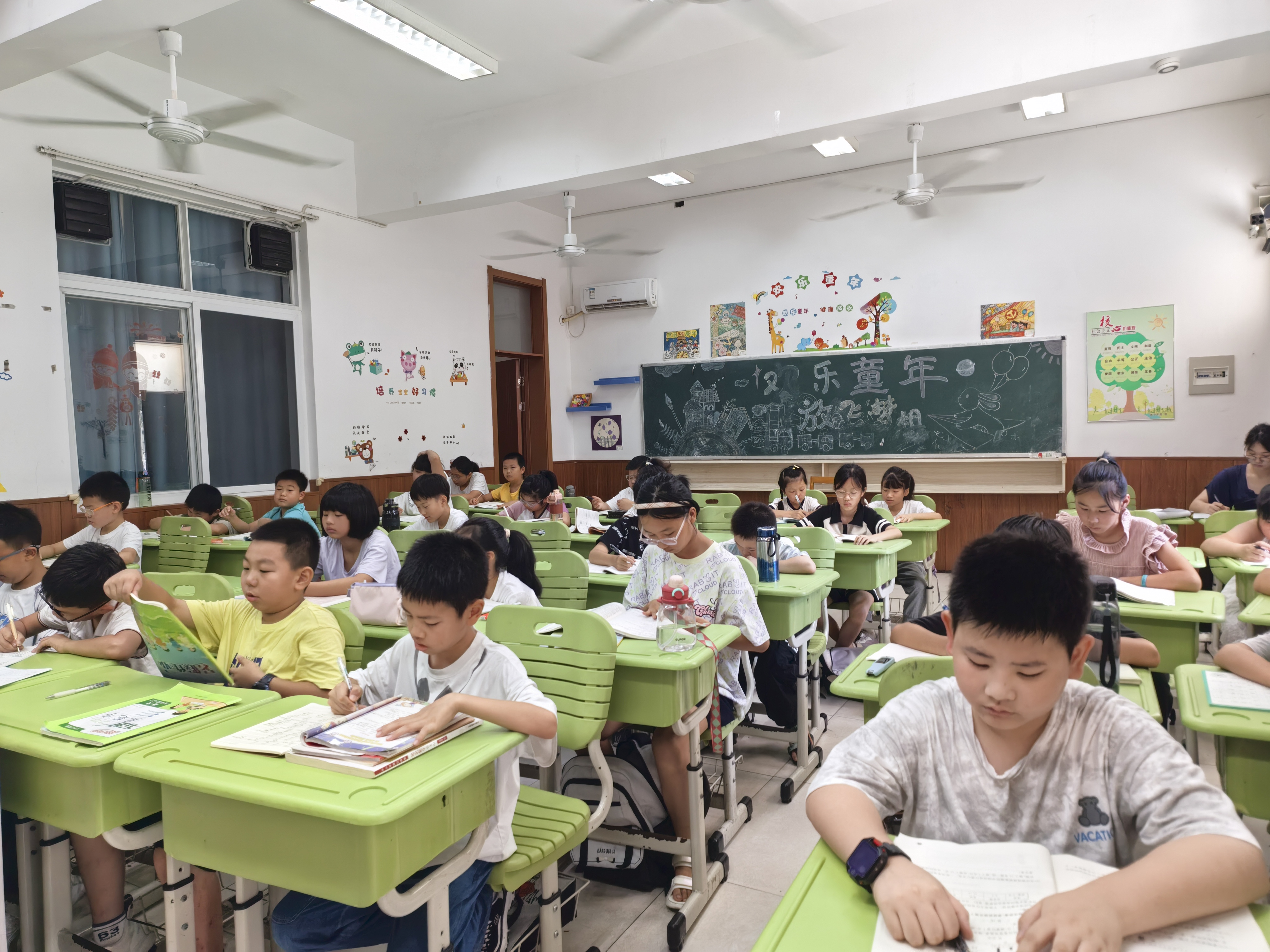 全托班小朋友認真學習.jpg 全托班小朋友認真學習.jpg