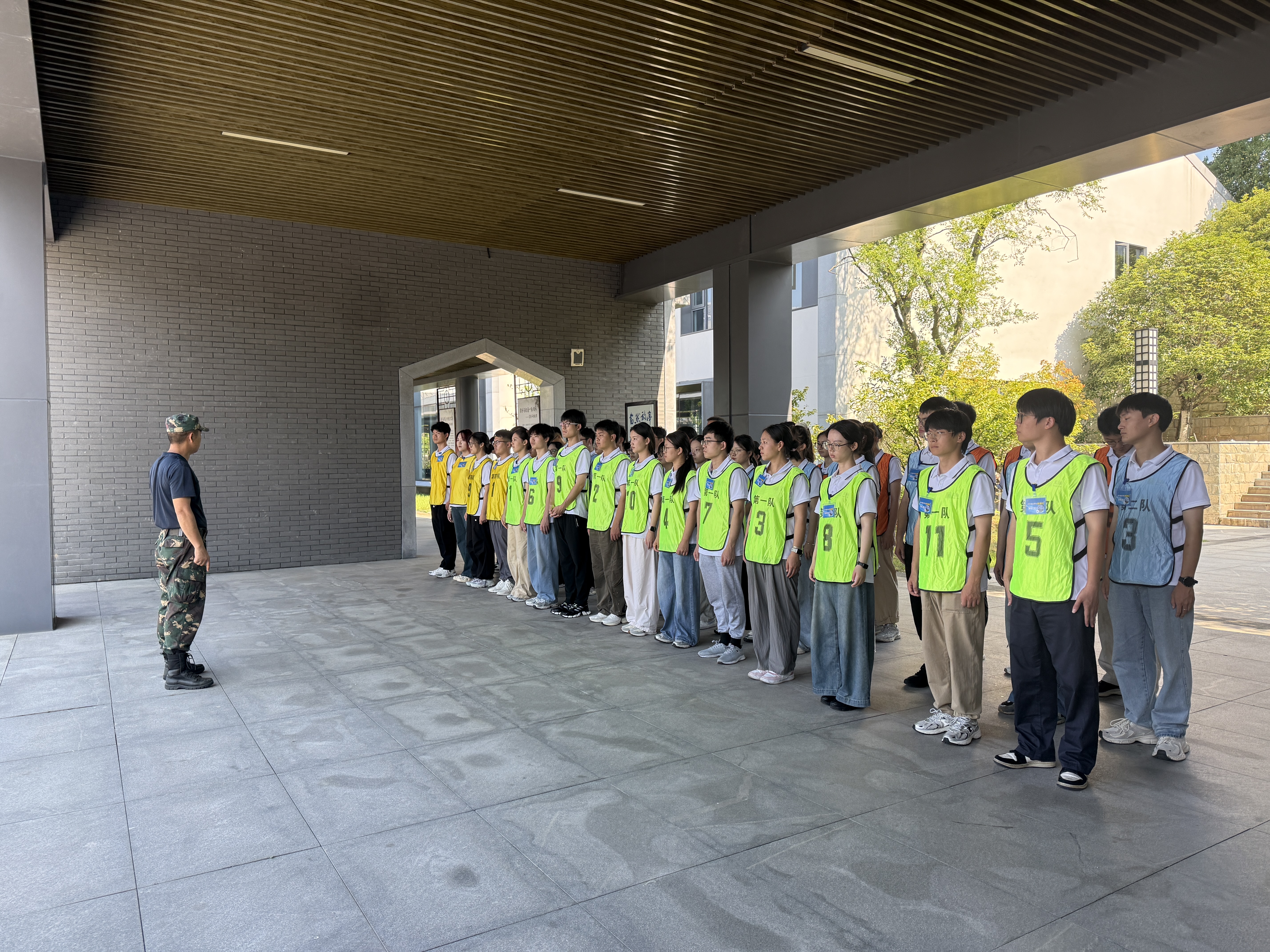 軍訓(xùn)現(xiàn)場01.jpg 軍訓(xùn)現(xiàn)場01.jpg