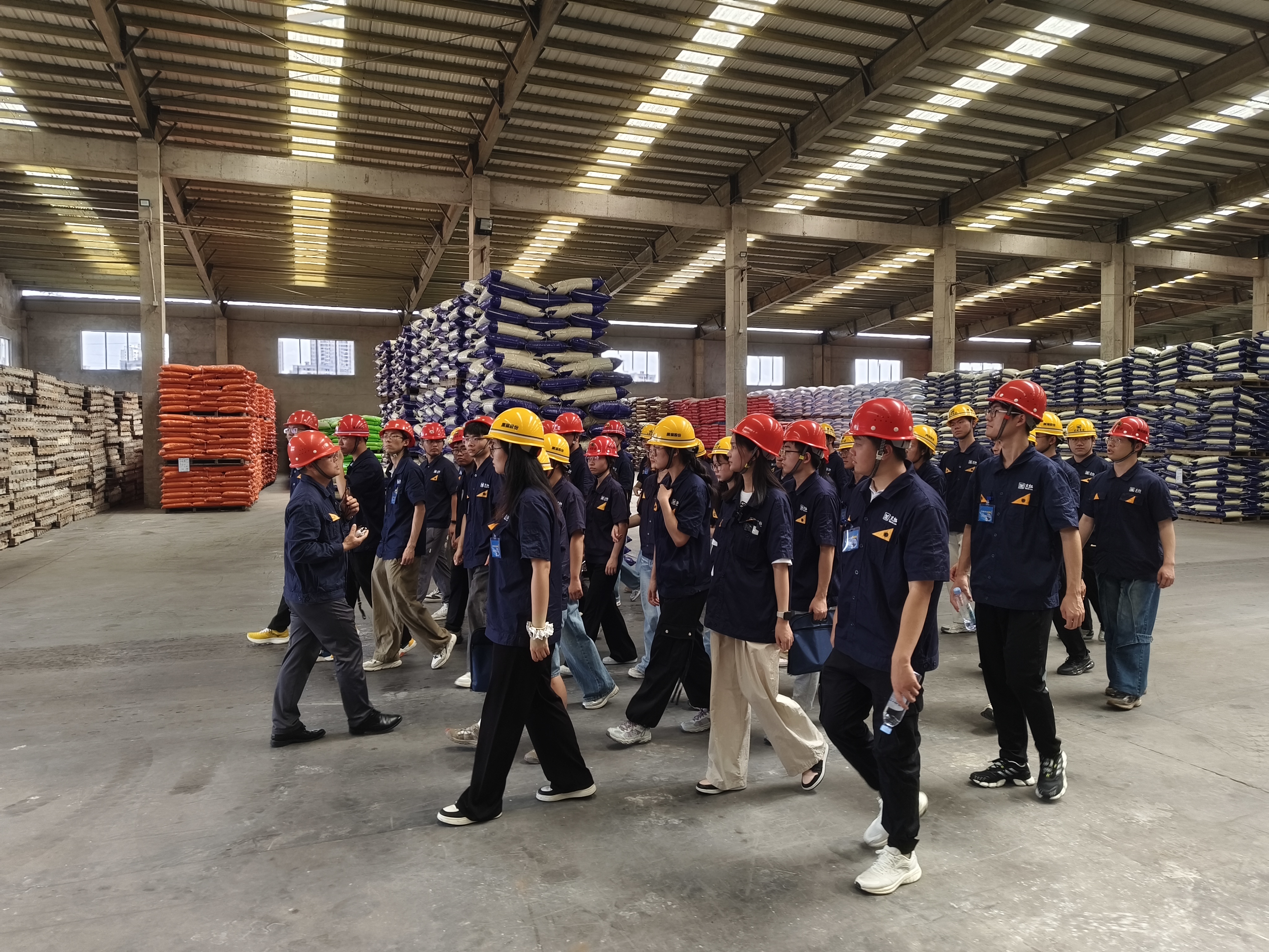 實(shí)地參觀02.jpg 實(shí)地參觀02.jpg